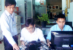 Tiến sĩ Nguyễn Trường Thịnh hướng dẫn sinh viên Khoa Cơ khí - Chế tạo máy thực hiện công trình nghiên cứu tại Open Lab