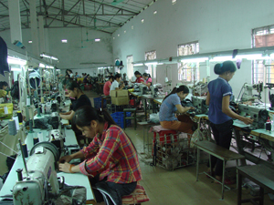 Xí nghiệp da giày Yên Thủy thường thu hút từ 50-60 lao động tham gia các công đoạn của quy trình sản xuất, có mức thu nhập từ 2-3 triệu đồng/tháng.