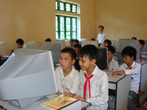 Phòng máy tính của trường THCS thị trấn Đà Bắc (Đà Bắc) đáp ứng nhu cầu học tập, nghiên cứu của giáo viên và học sinh.