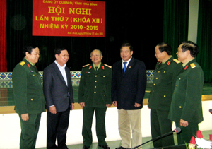 Các đồng chí lãnh đạo tỉnh, ĐUQS tỉnh và Quân khu III trao đổi phương hướng lãnh đạo thực hiện nhiệm vụ QP- QSĐP năm 2012.