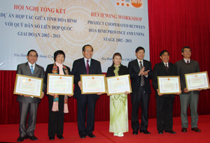 Đồng chí Bùi Văn Cửu, Phó Chủ tịch TT UBND tỉnh trao tặng bằng khen cho các cá nhân có thành tích xuất sắc trong năm qua.