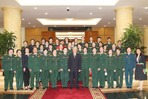 Tổng Bí thư Nguyễn Phú Trọng chụp ảnh chung với các đại biểu phụ nữ Quân đội.
Ảnh: TTXVN
