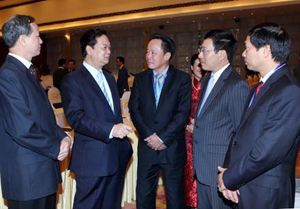 Thủ tướng Nguyễn Tấn Dũng với các đại biểu dự Hội nghị.   ( Ảnh: ÐỨC TÁM (TTXVN) )