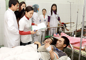 Các y bác sĩ cấp cứu nạn nhân tại Bệnh viện Xanh-Pôn, Hà Nội.
