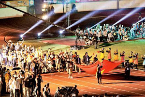 Ðoàn thể thao Việt Nam tiến vào sân vận động trong lễ khai mạc ASEAN Para Games 6.   Ảnh: TTXVN
