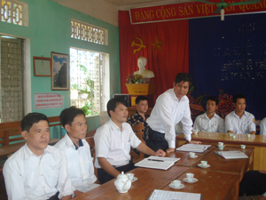 Đảng ủy xã Tú Sơn (Kim Bôi) triển khai Nghị quyết Đại hội Đảng các cấp đến các chi bộ Đảng vùng thung Rếch.