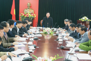 Đồng chí Bùi Văn Tỉnh phát biểu tại buổi làm việc với BTV Huyện ủy Lương Sơn.