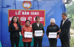 Đại diện MTTQ huyện Lương Sơn và Công ty cổ phần bất động sản An Thịnh Hòa Bình trao tiền hỗ trợ xây dựng nhà đại đoàn kết cho các hộ nghèo.