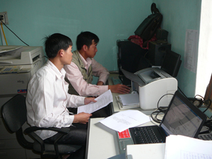 Cán bộ xã Pù Bin (Mai Châu) ứng dựng tin học trong công tác chuyên môn.