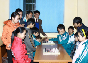 Buổi học đầu tiên của lớp năng khiếu cờ vua tại trường THCS Mông Hoá (Kỳ Sơn).