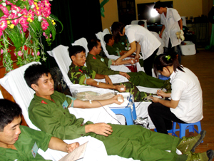 CB-CS LLVT tỉnh tích cực tham gia hiến máu nhân đạo.