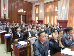 Đại biểu HĐND tỉnh biểu quyết thông qua các Nghị quyết tại kỳ họp.