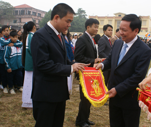 Đồng chí Bùi Văn Tỉnh, UVT.Ư Đảng, Phó Bí thư Tỉnh ủy, Chủ tịch UBND tỉnh tặng cờ lưu niệm cho các đoàn.