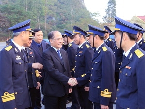 Chủ tịch Quốc hội Nguyễn Sinh Hùng đến thăm Đoàn 679, Quân chủng Hải quân.