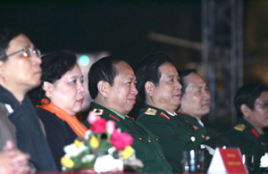 Trung tướng Nguyễn Tuấn Dũng- Phó chủ nhiệm Tổng cục Chính trị; Thiếu tướng Lê Phúc Nguyên - Tổng Biên tập Báo Quân đội nhân dân và các đại biểu tham dự chương trình.
