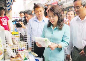 Bộ trưởng Bộ Y tế Nguyễn Thị Kim Tiến kiểm tra thực phẩm bày bán tại chợ Kim Biên, quận 5, TP. Hồ Chí Minh.