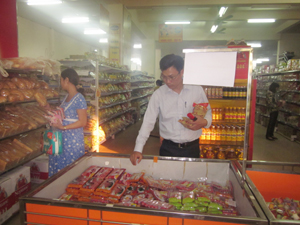 Nhu cầu mua sắm hàng hóa của người dân tăng cao trong dịp Tết (Ảnh tại siêu thị Vì Hoà bình). 
 
