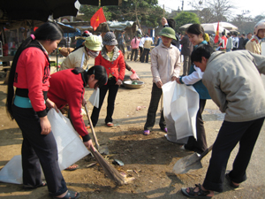 ĐV- TN thị trấn Kỳ Sơn tham gia dọn vệ sinh hưởng ứng chiến dịch Tháng thanh niên năm 2011.