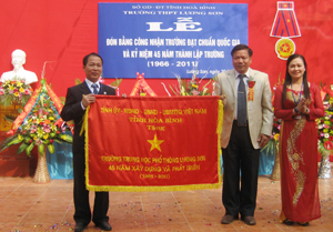 Thay mặt lãnh đạo tỉnh, đồng chí Hoàng Việt Cường, Bí thư Tỉnh ủy trao tặng trường THPT Lương Sơn cờ lưu niệm của Tỉnh uỷ, HĐND, UBND, UBMTTQ tỉnh.