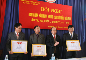 Tiến sĩ Bùi Ỉnh, Chủ tịch Hội Người cao tuổi tỉnh tặng giấy khen của Hội NCT tỉnh cho 3 tập thể có thành tích trong phong trào thi đua năm 2011.