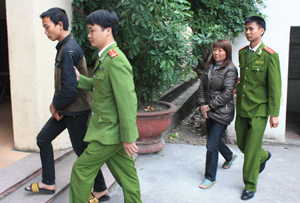 Lực lượng Công an dẫn giải 2 đối tượng Dương Văn Hoàng và Nguyễn Thị Nhung.