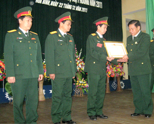 Thừa uỷ quyền của Bộ trưởng Bộ Quốc phòng, đồng chí Hoàng Việt Cường, Bí thư Tỉnh uỷ trao bằng khen cho các tập thể có thành tích xuất sắc.