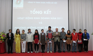 Lãnh đạo Sở Y tế trao thưởng cho 12 CB- CNV Công ty TNHH Dược phẩm Hà Việt có thành tích xuất sắc năm 2011.