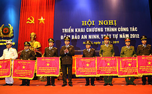 Thượng tướng Trần Đại Quang, Ủy viên Bộ Chính trị, Bộ trưởng trao Cờ thi đua của Bộ Công an cho các tập thể có thành tích xuất sắc của Công an Hà Nội.