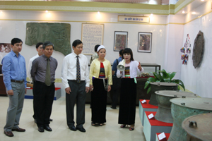 Đồng chí Nguyễn Thị Thi, Giám đốc Bảo tàng tỉnh giới thiệu với lãnh đạo tỉnh, các sở, ban, ngành về những hiện vật trưng bày tại Bảo tàng. Ảnh: H.D