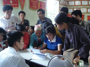 Các hộ nghèo xã Thung Nai (Cao Phong) nhận chi trả tiền điện hàng tháng theo chủ trương hỗ trợ tiền điện cho hộ nghèo tại Nghị quyết số 11/NQ-CP của Chính phủ.