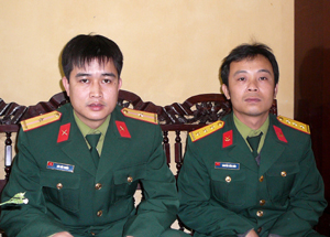 Thượng úy Nguyễn Tiến Biên và thiếu úy Bùi Đức Chiến đã trả lại hơn 13 triệu đồng cho người bị mất.