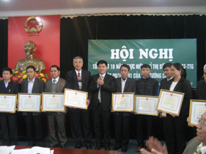 Đồng chí Nguyễn Văn Dũng, Phó Chủ tịch UBND tỉnh trao bằng khen của UBND tỉnh cho các tập thể có thành tích xuất sắc trong 10 năm thực hiện Chỉ thị 26.