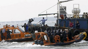 Cảnh sát biển Hàn Quốc trấn áp ngư dân Trung Quốc đánh bắt trái phép.  
