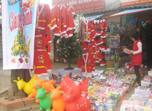 Sắc màu Giáng sinh rực rỡ phố phường.  Ảnh chụp tại đường Hoàng Văn Thụ, tổ 24, phường Tân Thịnh, thành phố Hòa Bình.
