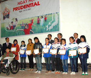 Lãnh đạo Prudential và TPHB trao quà cho học sinh hiếu học