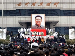 Người dân CHDCND Triều Tiên viếng nhà lãnh đạo Kim Jong-Il tại thủ đô Bình Nhưỡng ngày 21/12. (Ảnh: AFP/TTXVN)