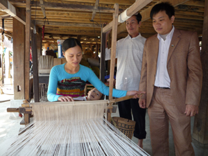 Nhân dân bản Pom Coọng  (thị trấn Mai Châu) giữ gìn và phát huy nghề dệt thổ cẩm truyền thống.

