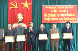 Đồng chí Võ Ngọc Kiên, TUV, Chánh Văn phòng Tỉnh ủy trao giấy khen cho các Văn phòng cấp ủy đạt thành tích xuất sắc trong năm 2011.