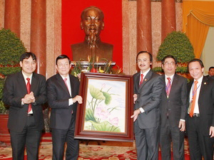 Chủ tịch nước Trương Tấn Sang tặng Hội Doanh nhân trẻ 
Việt Nam bức tranh 