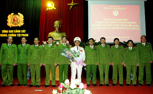 
Lãnh đạo Tổng cục Cảnh sát chúc mừng Anh hùng Trương Hữu Quốc.  


