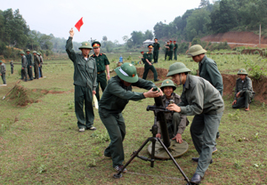 Dân quân xã Tuân Lộ (Tân Lạc) huấn luyện sẵn sàng chiến đấu. Ảnh: Tuấn Anh (T.T.V)