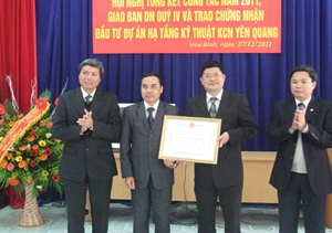 Đồng chí Trần Đăng Ninh, Phó Chủ tịch UBND tỉnh trao bằng khen  của UBND tỉnh cho BQL các KCN tỉnh.