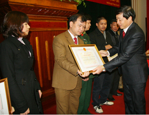 Đồng chí Bùi Văn Cửu, Phó Chủ tịch TT UBND tỉnh trao Bằng khen của UBND tỉnh cho các tập thể có thành tích xuất sắc trong công tác XHH.