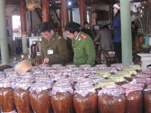 Đoàn tiến hành kiểm tra việc thực hiện niêm yết giá tại cơ sở sản xuất rượu cần Hương Vị, xã Dân Hòa (Kỳ Sơn).