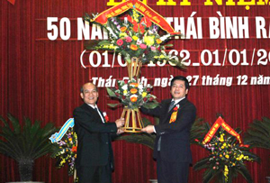 Lãnh đạo Tỉnh ủy Thái Bình tặng hoa chúc mừng cán bộ, phóng viên, biên tập viên Báo Thái Bình.
