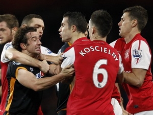 Arsenal (áo đỏ) hòa thất vọng trước Wolves. (Nguồn: Reuters)