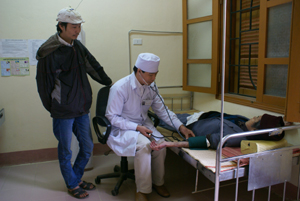 Bác sĩ Bệnh viện Đa khoa huyện Lạc Thủy tân tình thăm, khám bệnh nhân.