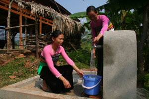 Nhờ nguồn vốn Giảm nghèo giai đoạn II đầu tư xây dựng hệ thống cung cấp nước sinh hoạt, đời sống của hàng trăm hộ dân xã Bao La (Mai Châu) đã được cải thiện đáng kể.