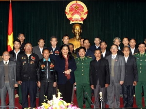 Phó Chủ tịch Quốc hội Tòng Thị Phóng với đoàn đại biểu
 tỉnh Điện Biên. (Ảnh: Nguyễn Dân/TTXVN) 
