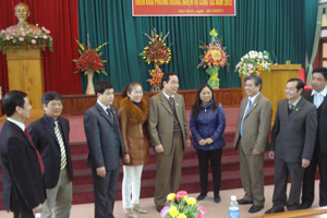 Đồng chí Nguyễn Văn Quang, Phó Bí thư Thường trực Tỉnh ủy, Chủ tịch HĐND tỉnh trao đổi nhiệm vụ công tác với lãnh đạo và cán bộ tuyên giáo các cơ quan, huyện, thành ủy.